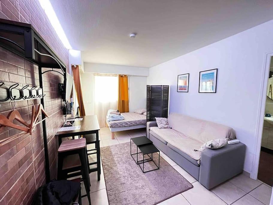 Parking + Piscine, Confort, Proche Aeroport & Apartment *