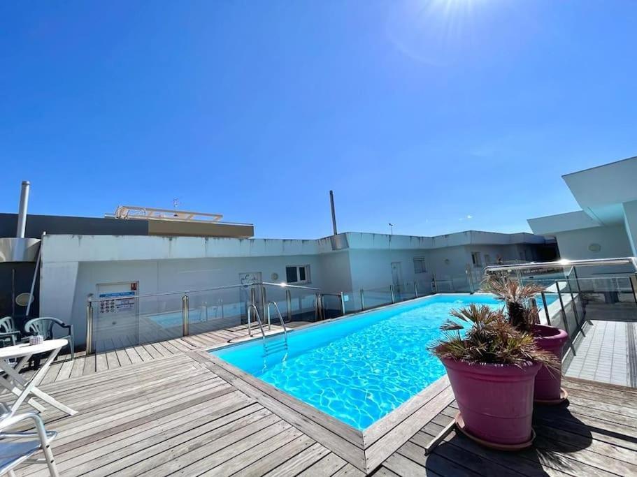 Parking + Piscine, Confort, Proche Aeroport & *
